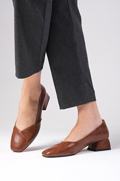 Mio Gusto Krátké dámské boty na podpatku Addison Brown Color s tupou špičkou