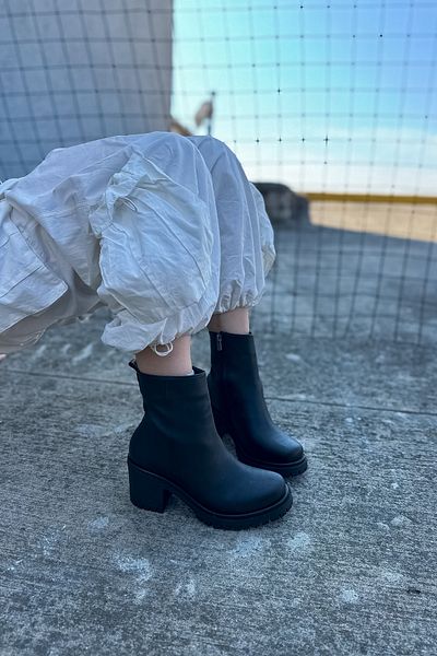 SHOEBELLAS Λεπτομερείς γυναικείες μπότες Luke Black Skin με φερμουάρ
