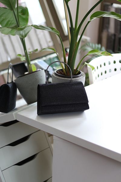 Moom Bag Дамска черна вечерна чанта с метална дръжка