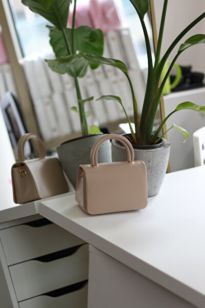 Moom Bag حقيبة يد وكتف نسائية بمقبض نيود مع تفاصيل سلسلة
