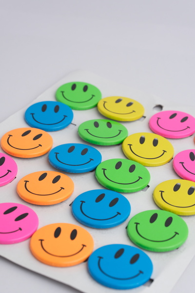 Genel Markalar Karışık Renklerde Gülen Yüz 20 Adet Rozet