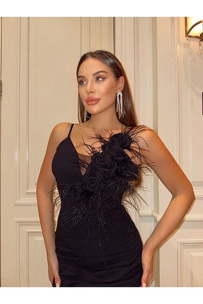 1Moda1Tarz Γυναικείο μαύρο εισαγόμενο ύφασμα με φτερωτό τριαντάφυλλο με λεπτομέρεια ειδικής σχεδίασης φόρεμα με λουράκι με σχισμή