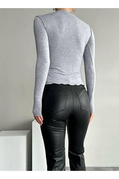 DENİKK Yudoo poartă un body cu aspect elegant, cu mâneci lungi cu cusătură inversă, din țesătură gri.