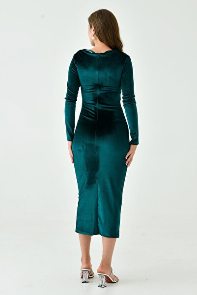 lovebox Büzgü Detaylı Geniş Yaka Kalem Kesim Midi Boy Uzun Kollu Esnek Kadife Kumaş Zümrüt Abiye Elbise 3660