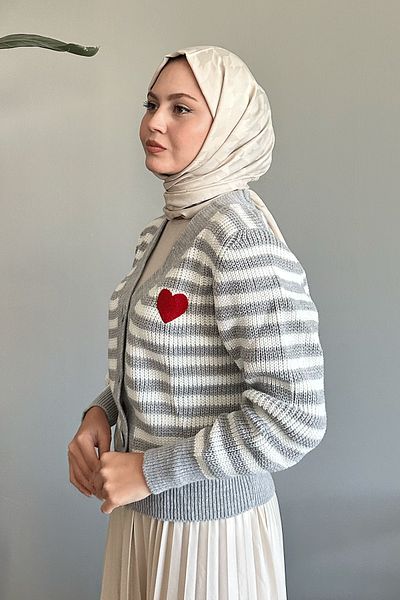 InStyle سترة تريكو رمادية مخططة على شكل قلب