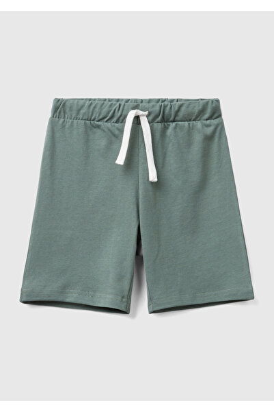 United Colors of Benetton شورت بيرمودا من القطن الممشط باللون الأخضر العسكري ...