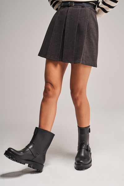 its basic Kadın Antrasit Renk Kaşe Kumaş Kemerli Pileli Mini Etek