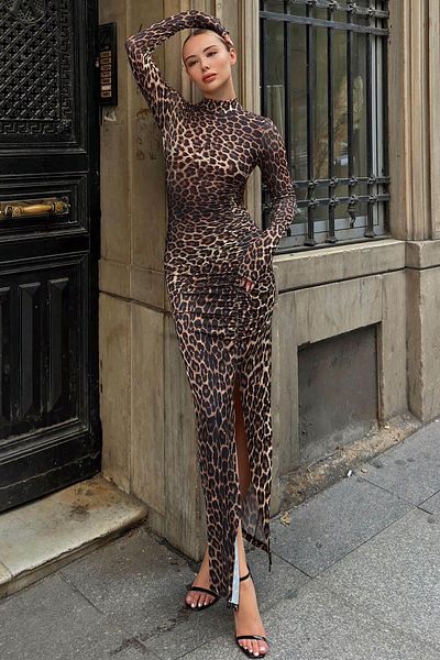 Swist Braunes Nig-Leoparden-Midikleid mit halbem Fischgrätensaum, drapiertem Vorderschlitz für Damen