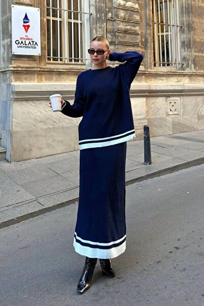 Swist Синій светр з коміром-стійкою та смужками, спідниця-трикотажний комплект для жінок