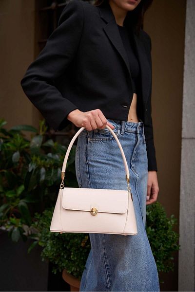 Madamra Cremefarbene Umhängetasche für Damen im Retro-Leder-Look mit Frontdeckel