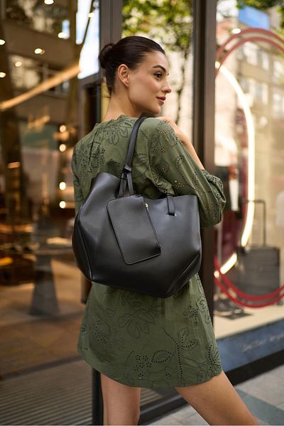 Madamra Luna Black Damen-Umhängetasche – Brieftaschendetail