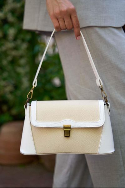 Madamra Weiße Canvastasche für Damen mit antikem Accessoire-Detail