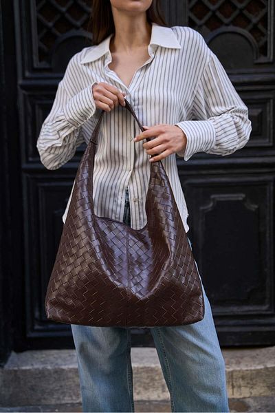 Madamra Braune Damen-Schultertasche aus gestricktem, gemustertem Bottega-Leder