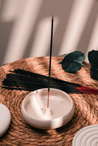 Love Bundles 20 Adet Amber Çubuk Tütsü ve Krem Rengi Seramik Çubuk Tütsülük | Sakinleştirici | Meditasyon