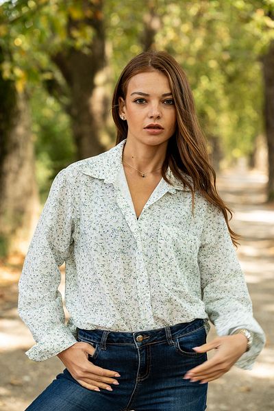 VerdeBlanco Cămașă relaxată cu mânecă lungă cu imprimeu floral digital Albă ca Zăpada