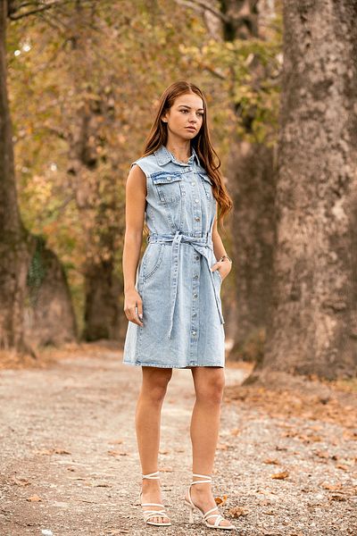 VerdeBlanco Rochie din denim albastru deschis - guler cămașă, buzunar detaliat și nasturi