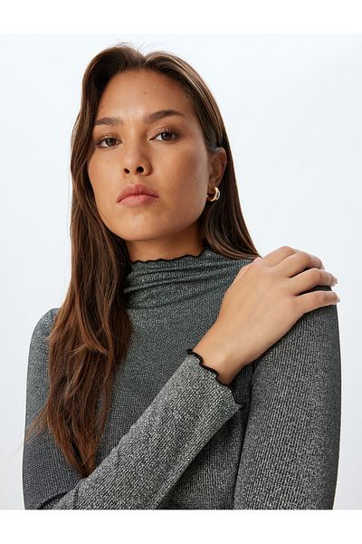 Koton Metallic-T-Shirt mit Stehkragen, langen Ärmeln und schmaler Passform