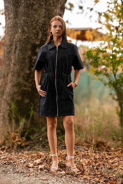 VerdeBlanco Rochie din denim negru - guler cămașă, detaliu buzunar și fermoar până la podea