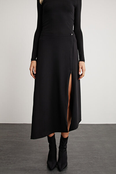 GRIMELANGE Dámská asymetrická strukturovaná černá sukně s nastavitelným rozparkem a nízkým střihem v maxi délce