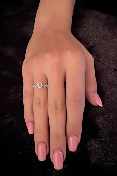 Fiyonk Kuyumculuk 14 Ayar Altın Oval Baget Taş Detaylı Yüzük