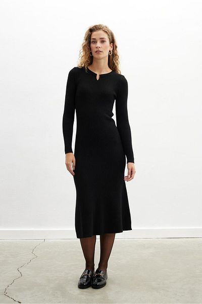 Peraluna فستان Styleboom X Peraluna DORSET بإبزيم مفصل ومضلع ومحبوك متوسط الطول للنساء - أسود
