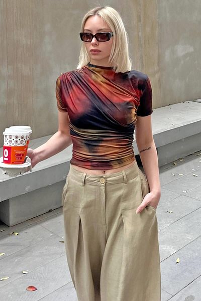 Swist Julia Orange Batikmuster - Schulter- und Taillen-Drapierte Crop-Bluse für Damen