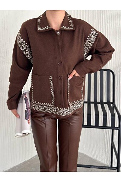 Yeys سترة بنية مع تفاصيل تطريز من القماش المختوم