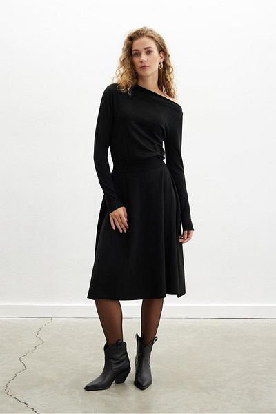 Peraluna Styleboom X Peraluna MAYFAIR DRESS فستان نسائي محبوك بكتف واحد مع تفاصيل طية صدر السترة - أسود