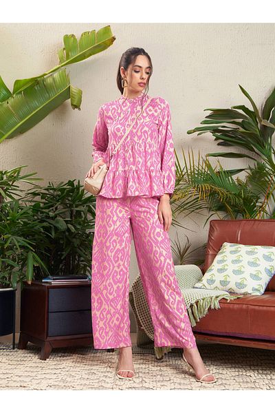 Sassafras By Styli قميص متعدد الطبقات بطبعة إيكات مع بنطلون Palazzo