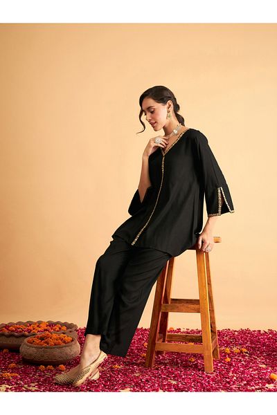 Sassafras By Styli طقم مكون من بلوزة طويلة بقصة A مع بنطلون مستقيم وحواف مطرزة