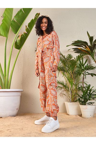 Sassafras By Styli قميص طويل مطبوع بالكامل وبنطلون رياضي كارجو
