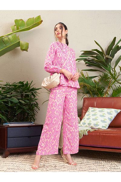 Sassafras By Styli قميص متعدد الطبقات بطبعة إيكات مع بنطلون Palazzo