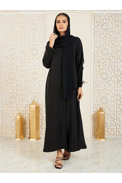 Anthrilo By Styli عباية ذات حافة من الريش الصناعي مع أزرار للإغلاق