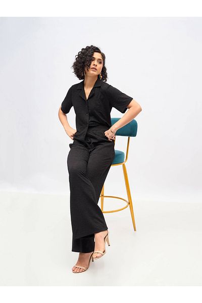 Sassafras By Styli قميص محبوك منسوج بياقة مدببة وبنطلون مزين بدبابيس