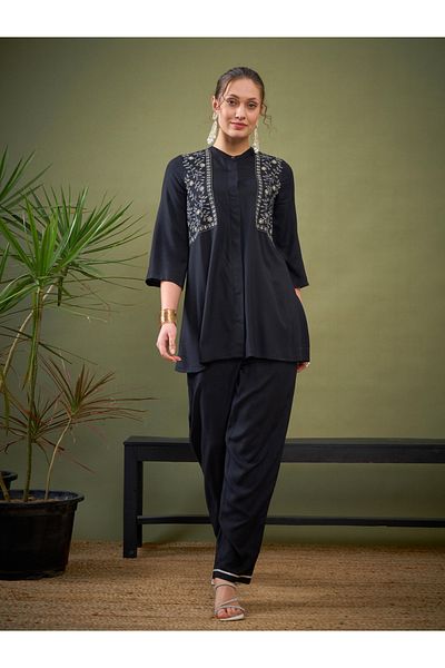 Sassafras By Styli قميص وبنطلون مطرزان بياقة ماندرين