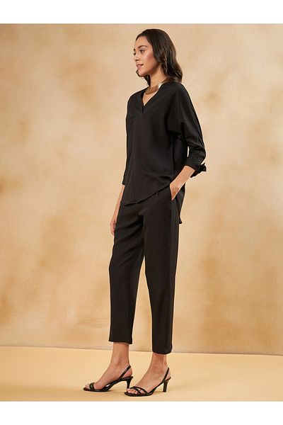 Femmella By Styli طقم مكون من بلوزة وبنطلون مزين بربطة عنق