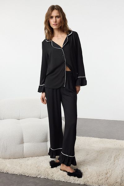 Trendyol Collection Viskózový tkaný pyžamový set s černou krajkou a detailem setrvačníku Thmaw25Pt00178