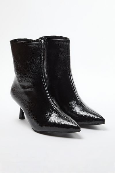 TRENDYOL SHOES Schwarze Damenstiefel mit Reißverschluss und spitzer Zehenpartie und dünnem Absatz TAKAW25BO00005