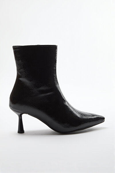 TRENDYOL SHOES Czarne damskie botki z ostrym noskiem i cienkim obcasem, z czarnym zamkiem błyskawicznym TAKAW25BO00005