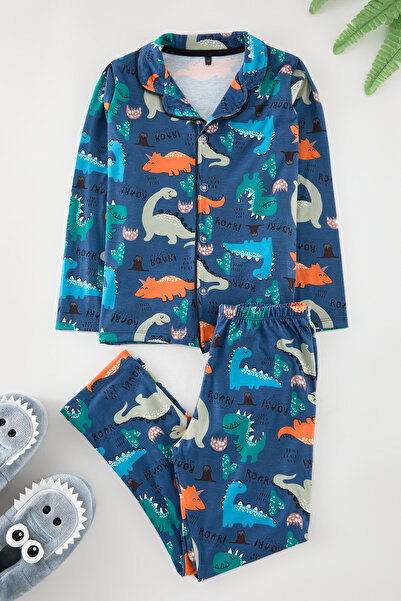 TRENDYOLKIDS Синій м'який трикотажний піжамний комплект для хлопчиків з принтом TKDAW25AU00111