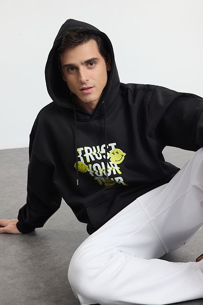 Trendyol Collection Унисекс черен овърсайз/широк разрез Smiley Оригинален лицензиран суичър с качулка Tmnaw25Sw00125