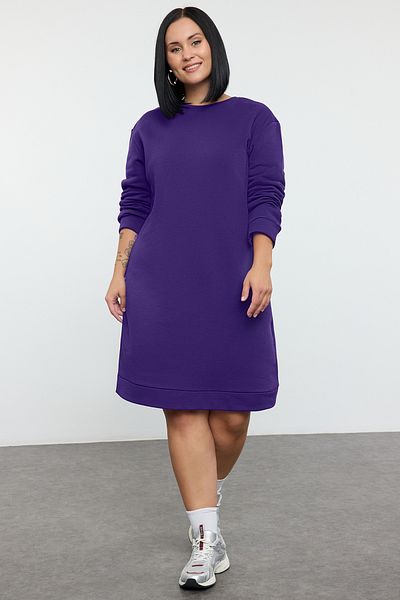 Trendyol Curve Dunkellila 2-fädiges, rasterfreies Strick-Sweatshirt-Kleid mit Rundhalsausschnitt in Übergröße TBBAW25AH00101
