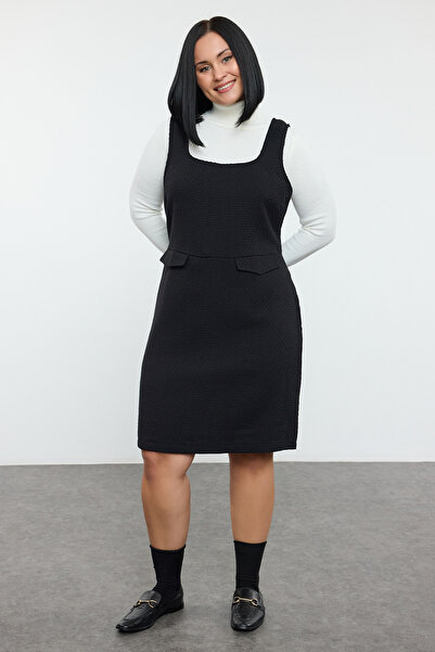 Trendyol Curve Μίνι φόρεμα με μαύρη υφή τουίντ με λουράκι και τσέπες TBBAW25AH00096