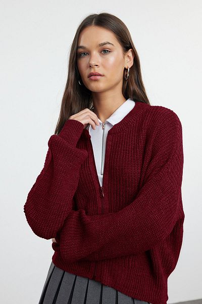 Trendyol Collection Burgunderfarbener Strick-Cardigan mit Bomberkragen und Reißverschluss – breite Passform TWOAW24HI00153