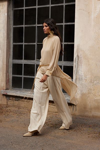 Trendyol Modest Beigefarbene, asymmetrische Chiffon-Tunika mit Blumendruck – Knopfdetail, TCTAW25UK00011