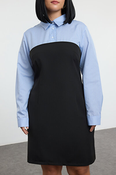 Trendyol Curve Černé bodycone Mini Woven Plus Size Modro-bílé pruhované košilové šaty bez ramínek
