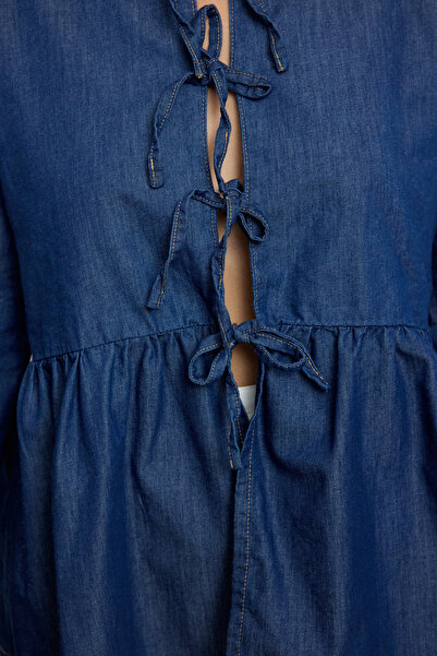 Trendyol Curve Sötétkék elülső nyakkendő részletes nagyméretű farmer ing TBBAW25AX00017