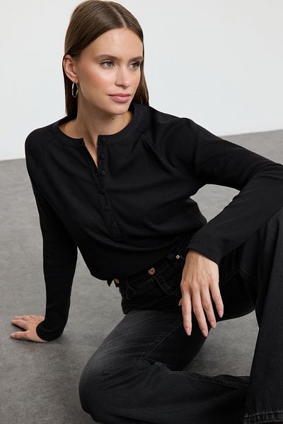 Trendyol Collection Elastyczna, czarna bluzka z dzianiny sznurkowej - krój regularny, zapinana na guziki - Twoaw25Bz00033