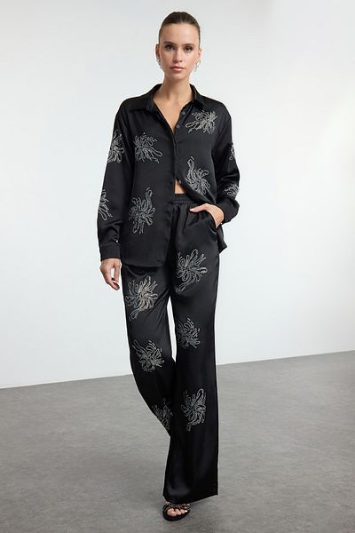 Trendyol Collection Schwarze, glänzende, mit Steinen bedruckte, gewebte Satinhose TPRAW25PL00002