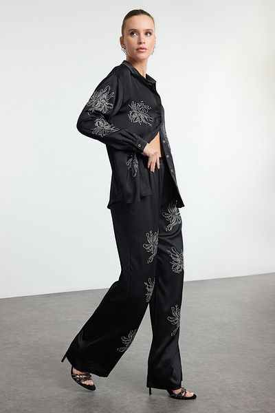 Trendyol Collection Schwarze, glänzende, mit Steinen bedruckte, gewebte Satinhose TPRAW25PL00002